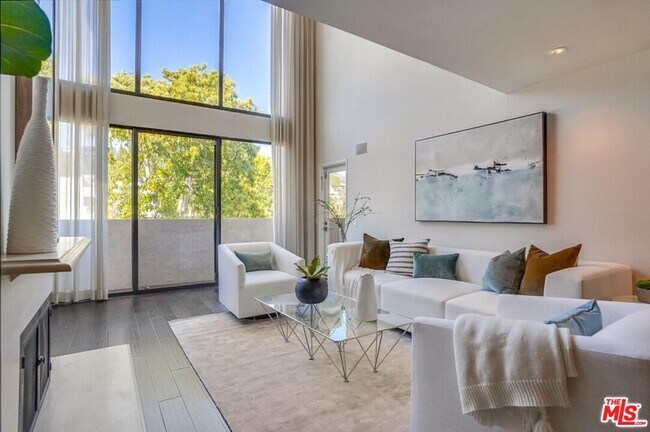 930 N Wetherly Dr-Unit -302 in West Hollywood, CA - Foto de edificio - Building Photo