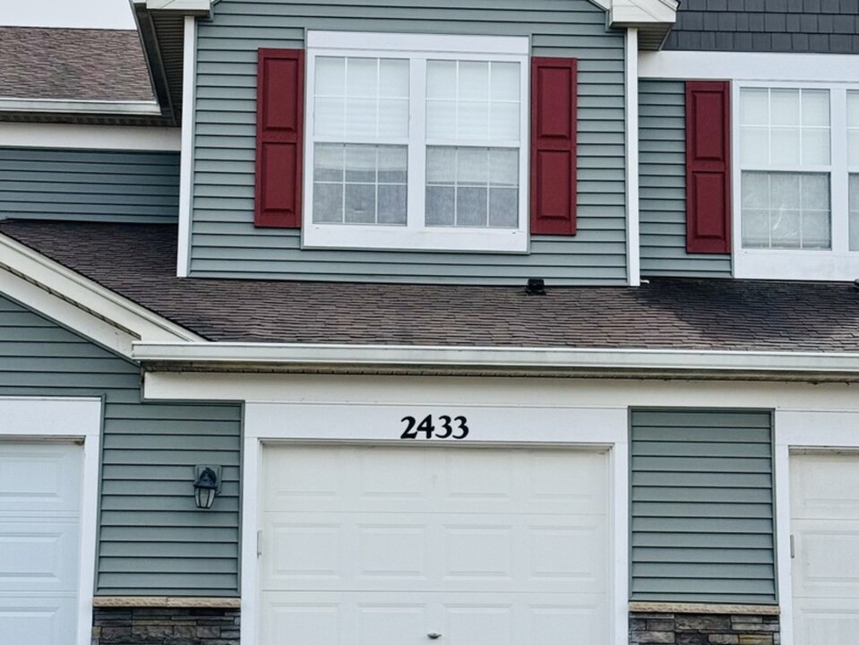 2433 Golf Ridge Cir in Naperville, IL - Building Photo