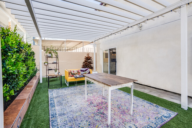 2439 S Burnside Ave in Los Angeles, CA - Building Photo - Building Photo
