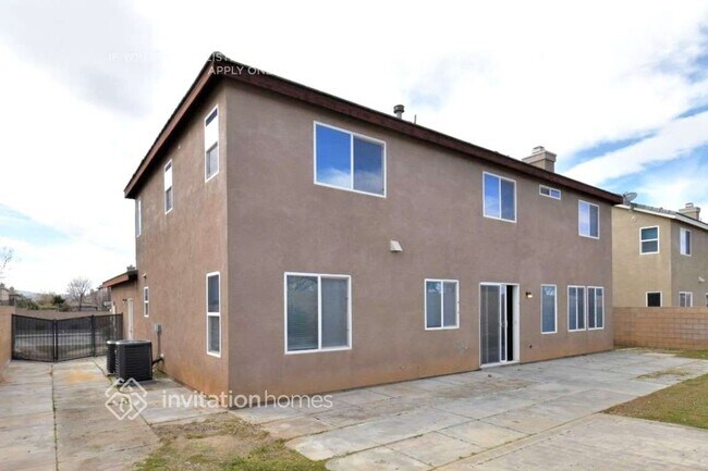 43444 Hampton St in Lancaster, CA - Foto de edificio - Building Photo
