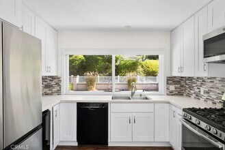 27241 Via Burgos in Mission Viejo, CA - Foto de edificio - Building Photo