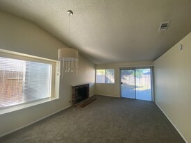 813 Santa Fe Ln in Colton, CA - Foto de edificio - Building Photo