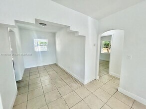 445 NW 44th St in Miami, FL - Building Photo - Building Photo