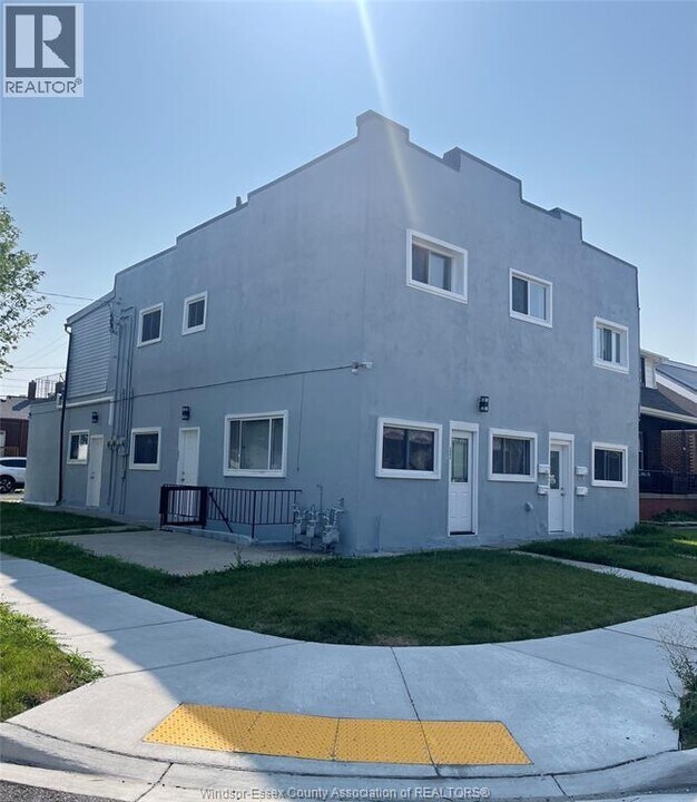 900 Elsmere Ave in Windsor, ON - Building Photo