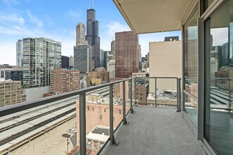 720 S Clark St in Chicago, IL - Foto de edificio - Building Photo