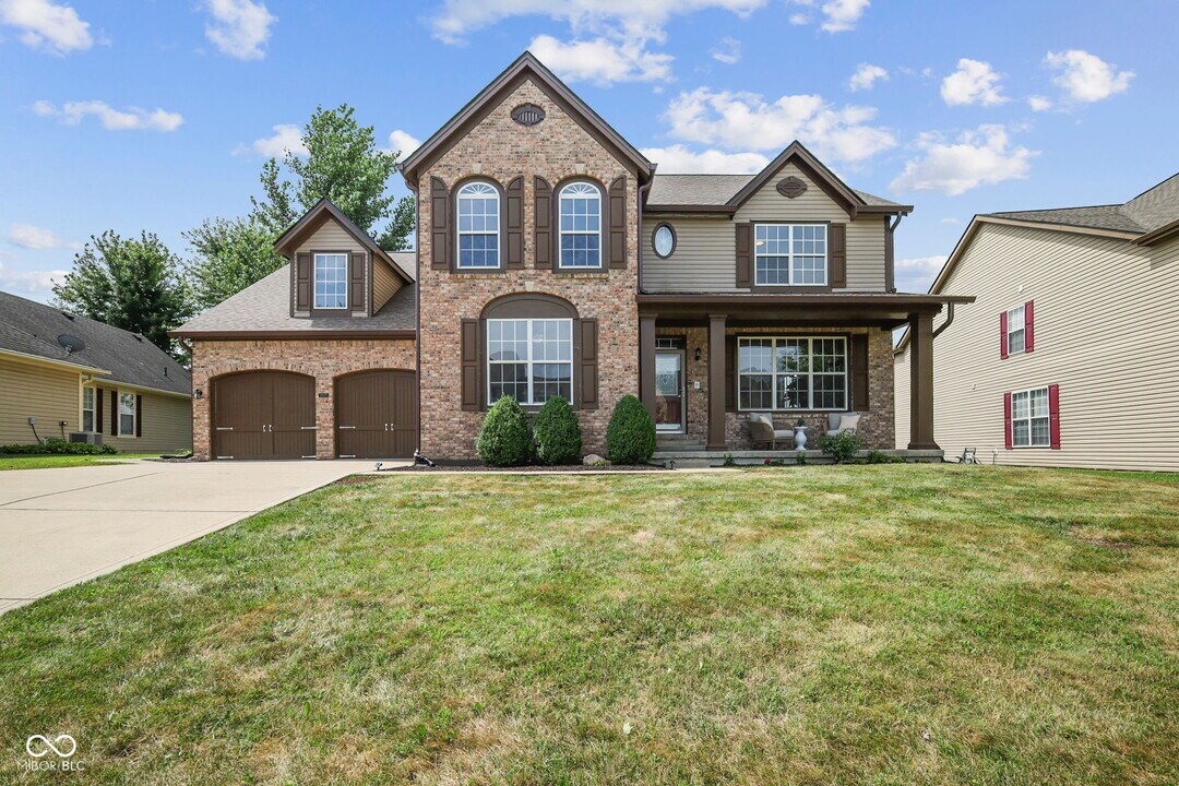 18879 Monarch Springs Dr in Noblesville, IN - Building Photo