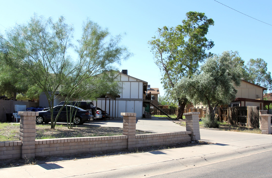 137 N Phyllis in Mesa, AZ - Foto de edificio