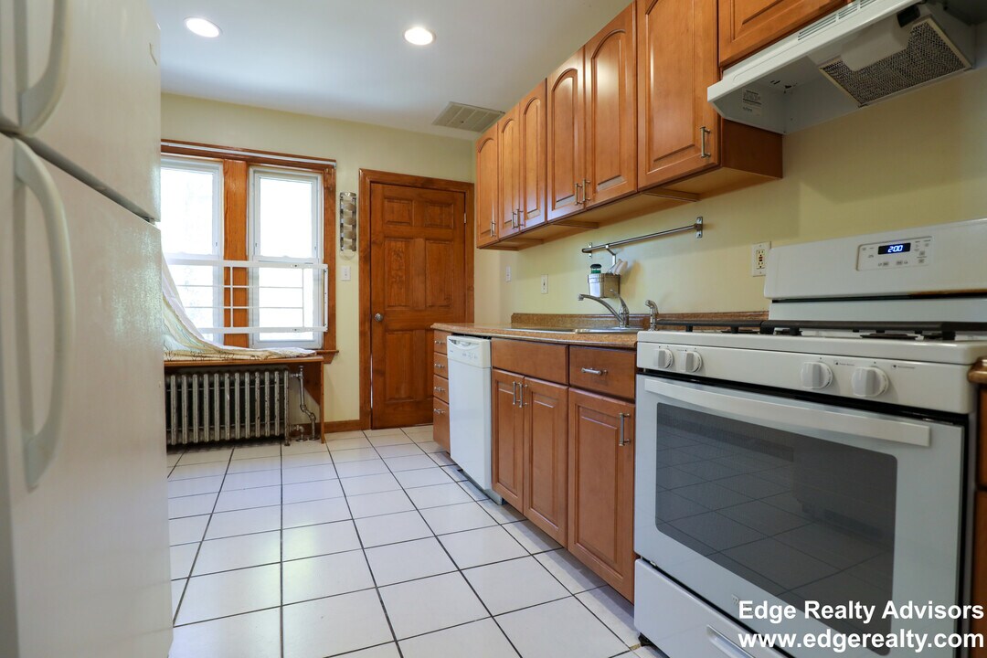 27 South Crescent Circuit, Unit 1 in Boston, MA - Building Photo