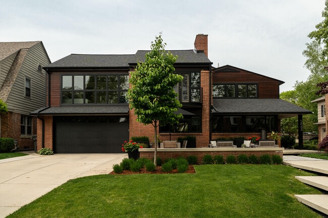 5843 N Maitland Ct in Whitefish Bay, WI - Building Photo - Building Photo