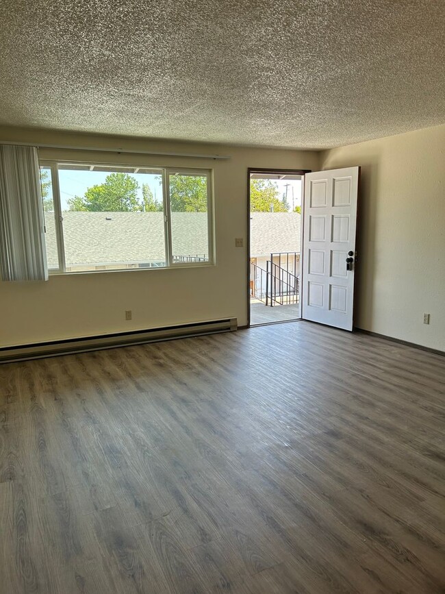 1215 Pioneer St in Philomath, OR - Foto de edificio - Building Photo