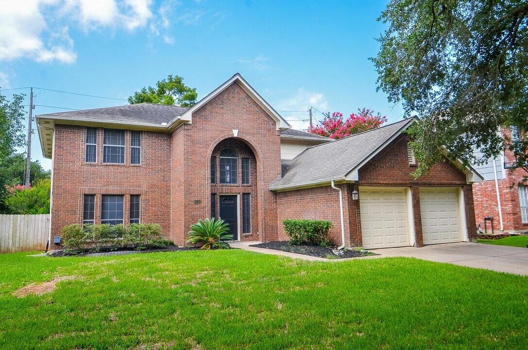 6310 Oakburl Ln in Sugar Land, TX - Building Photo