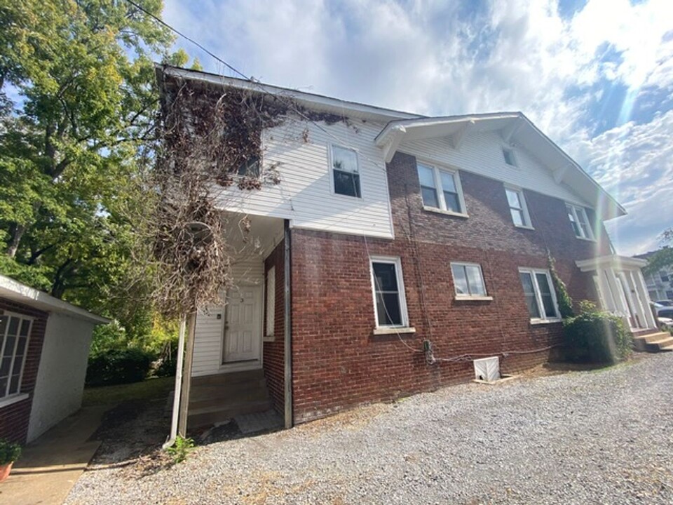 633 Broad St NW in Cleveland, TN - Building Photo