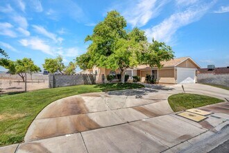 7908 Westcliff Dr in Las Vegas, NV - Foto de edificio - Building Photo