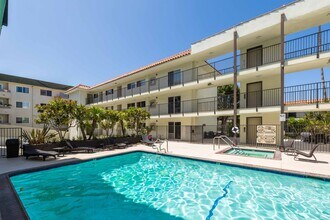 1720 Ardmore Ave, Unit 323 in Hermosa Beach, CA - Building Photo - Building Photo