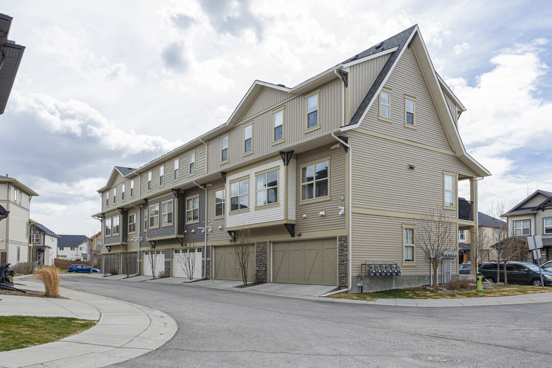 32 Horseshoe Cres in Cochrane, AB - Building Photo