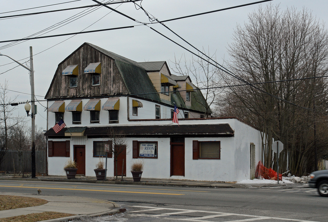 87 Carleton Ave in Central Islip, NY - Building Photo