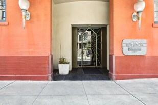 330 Julia St in New Orleans, LA - Building Photo