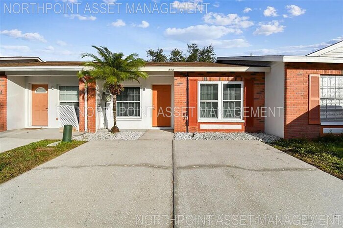 915 Burlwood St in Brandon, FL - Building Photo