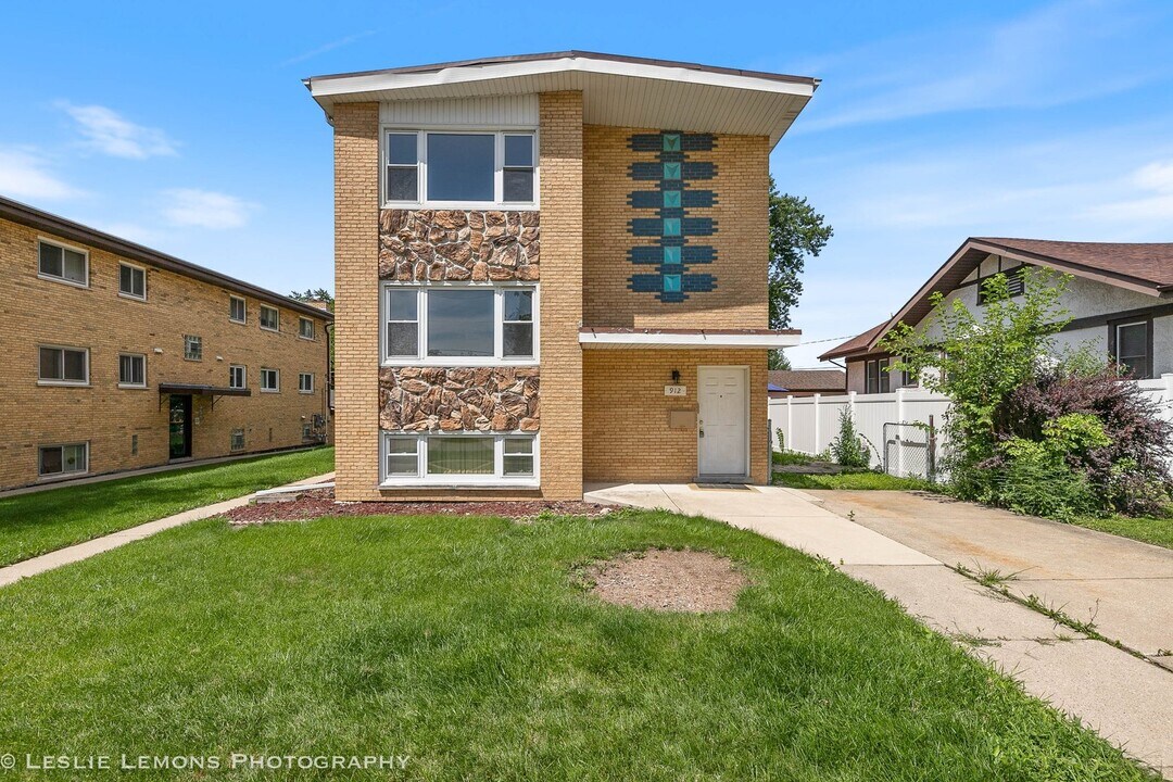 912 State St in Lemont, IL - Building Photo