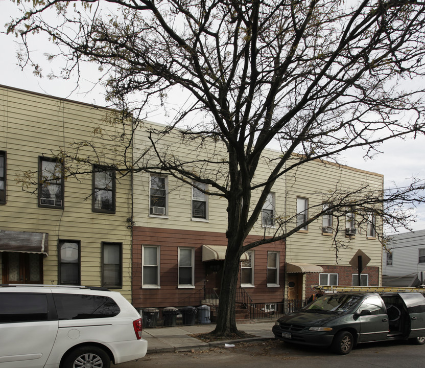 513 Grandview Ave in Ridgewood, NY - Building Photo