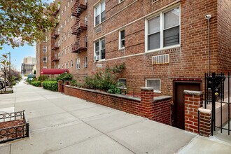 Cooperative in Flushing, NY - Building Photo - Building Photo