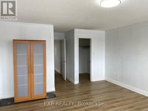 40 Yellow Brick Rd in Brampton, ON - Building Photo - Building Photo