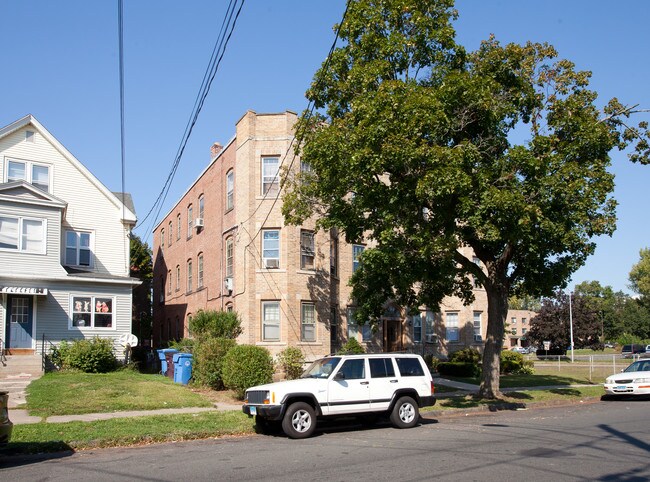 131 Maple St in New Britain, CT - Building Photo - Building Photo