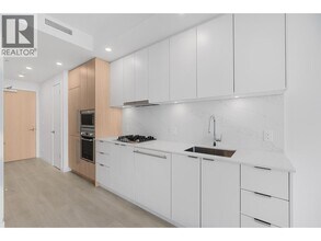 537 Cottonwood Ave in Coquitlam, BC - Building Photo - Building Photo
