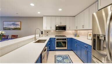 511 W Mercer Pl, Unit 204 in Seattle, WA - Foto de edificio - Building Photo