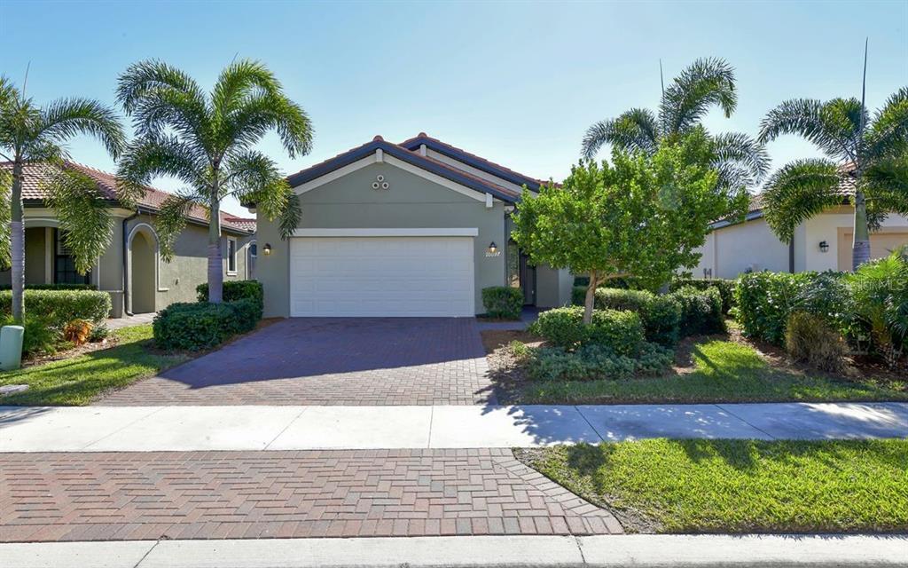 10097 Cozy Grv Dr in Venice, FL - Foto de edificio