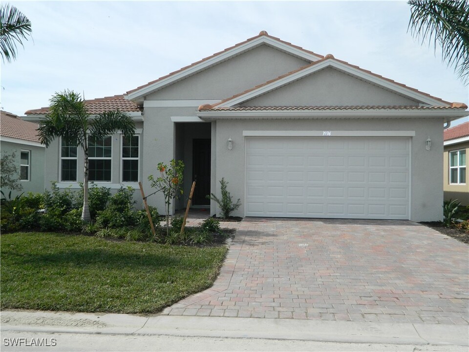 3936 Crosswater Dr in North Fort Myers, FL - Building Photo