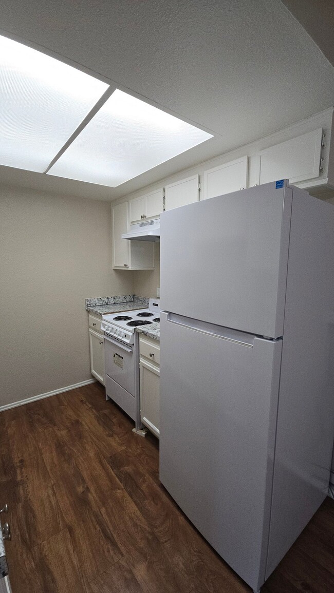 2050 S Euclid Ave, Unit 202 in Ontario, CA - Foto de edificio - Building Photo