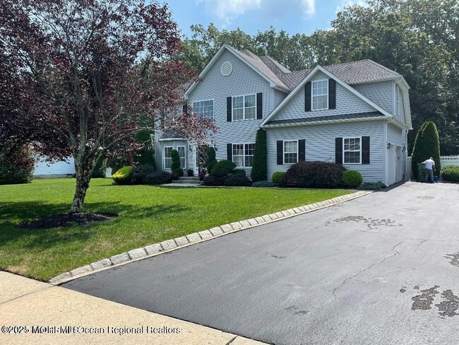 property at 7 Marilyn Ct