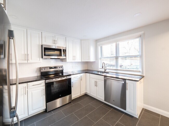 465 E 5th St, Unit 1 in Boston, MA - Building Photo - Building Photo