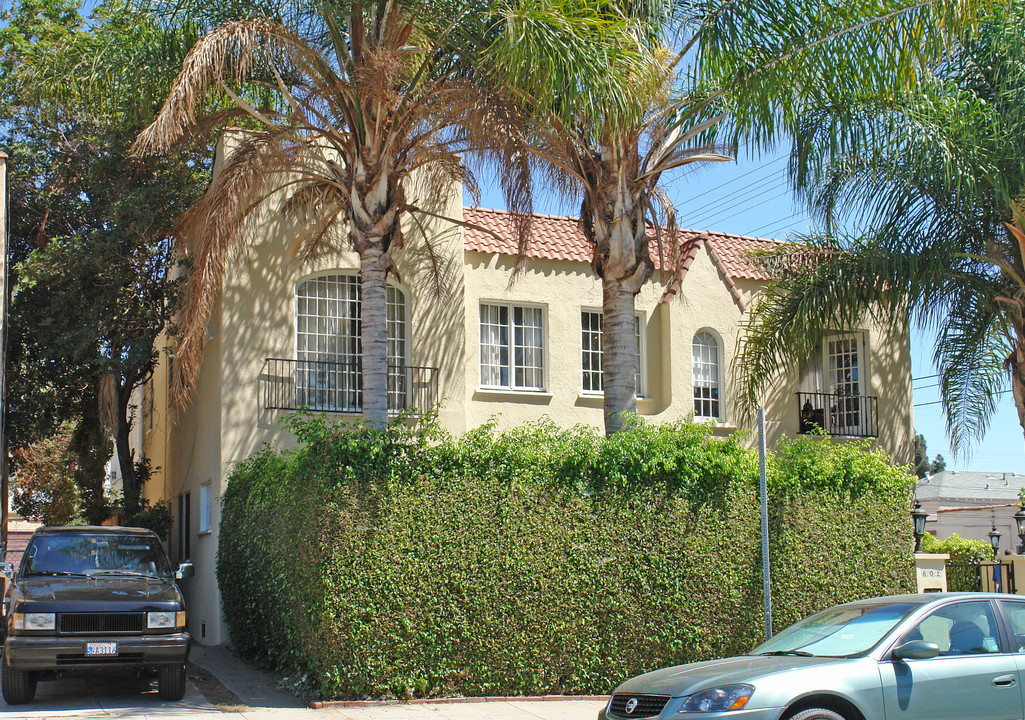800 N Edinburgh Ave in Los Angeles, CA - Foto de edificio