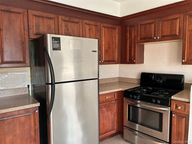 126 Deer Park Ave in Babylon, NY - Building Photo - Building Photo