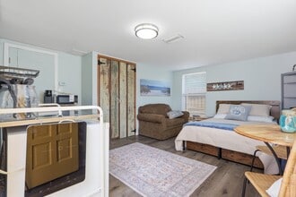 587 Dixie Hwy, Unit Studio 1 in Tarpon Springs, FL - Foto de edificio - Building Photo