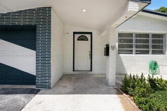 700 SW 67th Ave in Pembroke Pines, FL - Building Photo - Building Photo