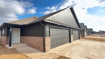 11506 University in Oklahoma City, OK - Building Photo