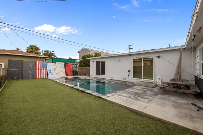 6233-6235 Dorothy Dr