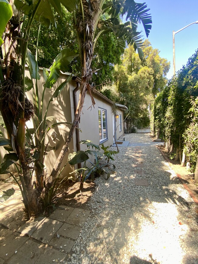 Fountain Village Cottages in Los Angeles, CA - Building Photo - Building Photo