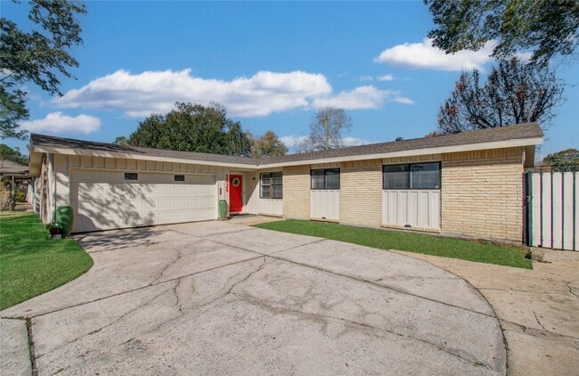 5926 Ettrick Dr in Houston, TX - Building Photo - Building Photo
