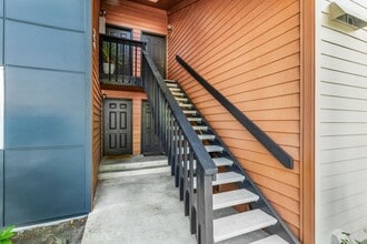 12608 NE 119th St in Kirkland, WA - Foto de edificio - Building Photo