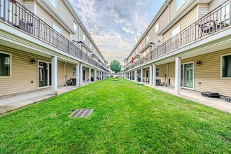 33 Jacob's Landing Way in Secaucus, NJ - Building Photo - Building Photo