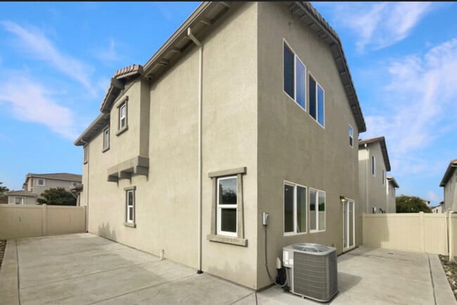 3731 Roseparke Way in Sacramento, CA - Foto de edificio - Building Photo