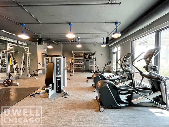 737 N May St, Unit 402 in Chicago, IL - Building Photo - Building Photo
