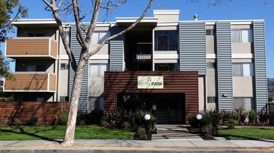 Metro Park Apartment Homes in San Leandro, CA - Foto de edificio - Building Photo