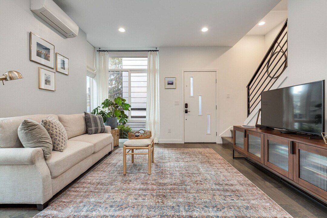 1002 Boylston Ave E in Seattle, WA - Building Photo