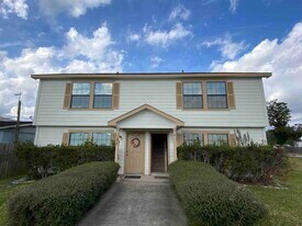 521 E House St, Unit A in Alvin, TX - Building Photo