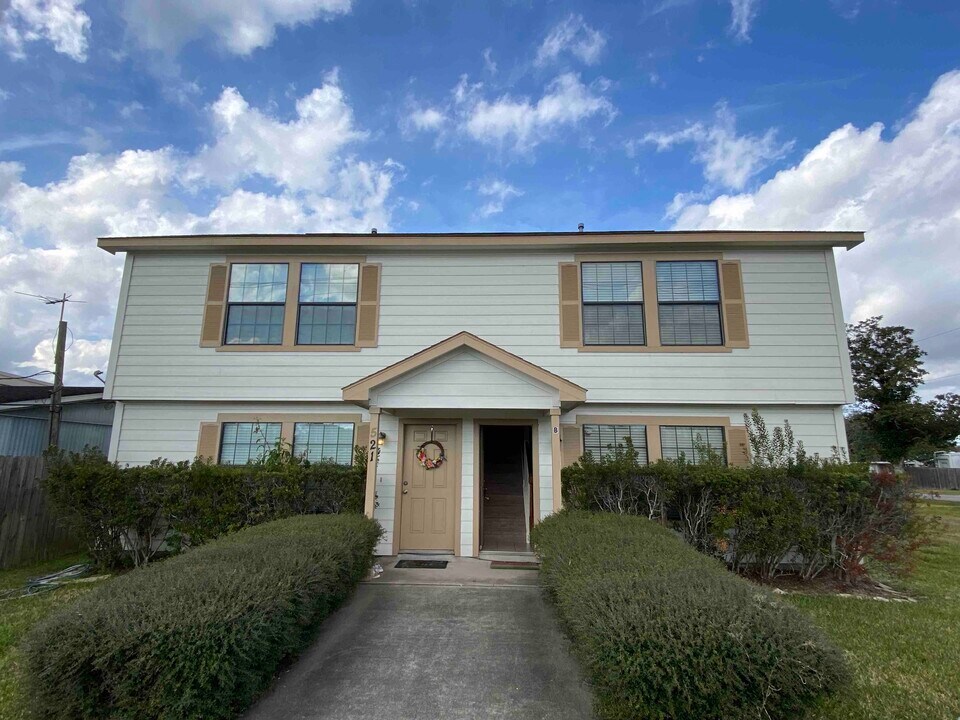 521 E House St, Unit A in Alvin, TX - Building Photo